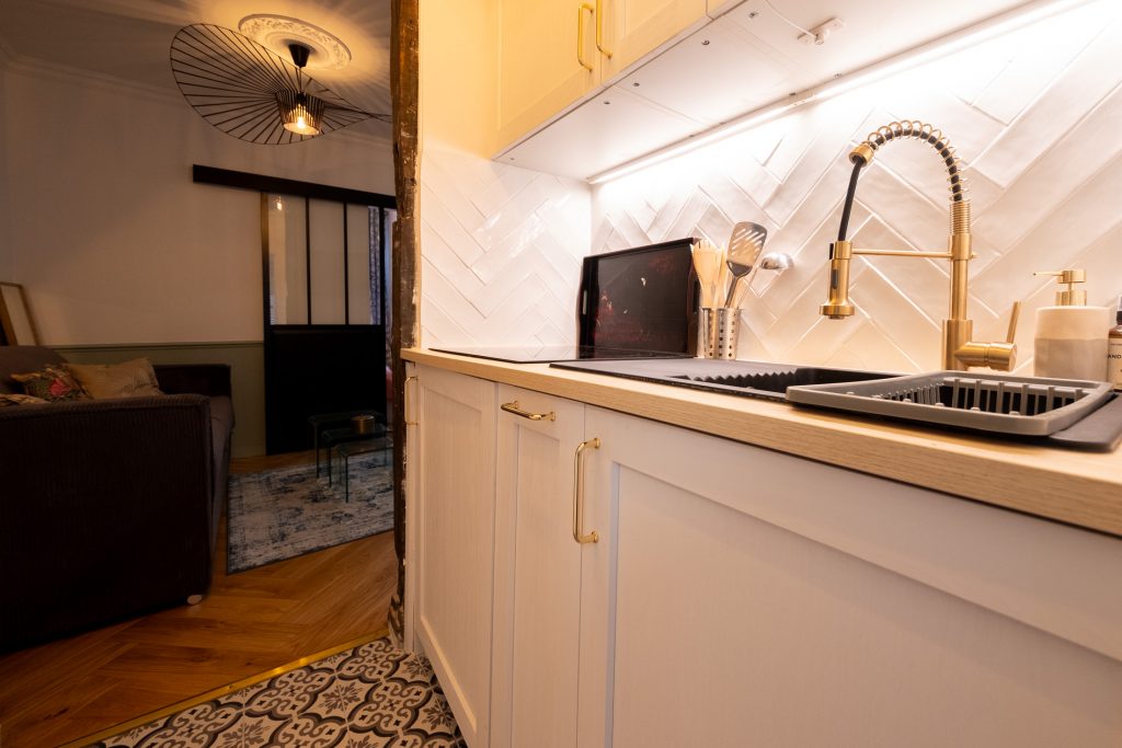 Exemple de décoration moderne et accueillante pour un logement en location courte durée à Rennes.