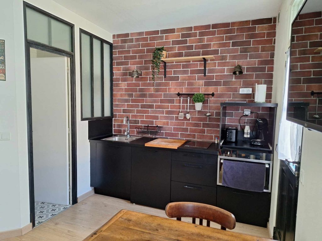 Intérieur chaleureux d'une location courte durée à Rennes, optimisée par Key Cosy